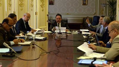 النواب يوافق على خفض سن المعاش