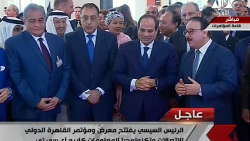 السيسي يستمع لشرح