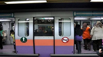 الركاب يقومون بتكسير أبواب المترو بجامعة القاهرة