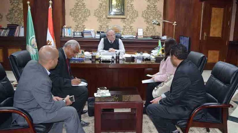 محافظ المنيا يبحث