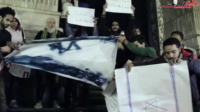 ردا علي قرار ترامب ... حرق العلم الصهيوني على سلالم الصحفيين (فيديو)