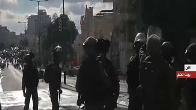 مواجهات بين قوات الاحتلال الإسرائيلي وفلسطينيين بعد قرار ترامب (فيديو)
