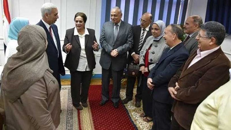 محافظ البحيرة تكرّم