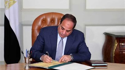 السيسي يوقع ثلاثة قوانين بالترخيص لوزير البترول في التعاقد مع شركات تنقيب