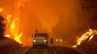 الرياح القوية تدفع حرائق كاليفورنيا إلى المناطق السكنية والساحلية