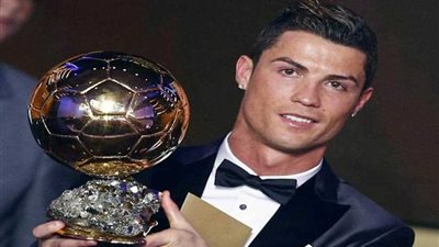 رونالدو يفوز بالكرة الذهبية ويعادل رقم ميسي