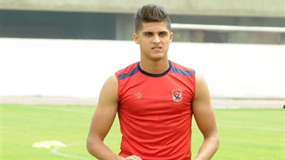 الامتحانات تتسبب فى غياب الشيخ.. وعاشور يتابع مران الأهلي من الدكة