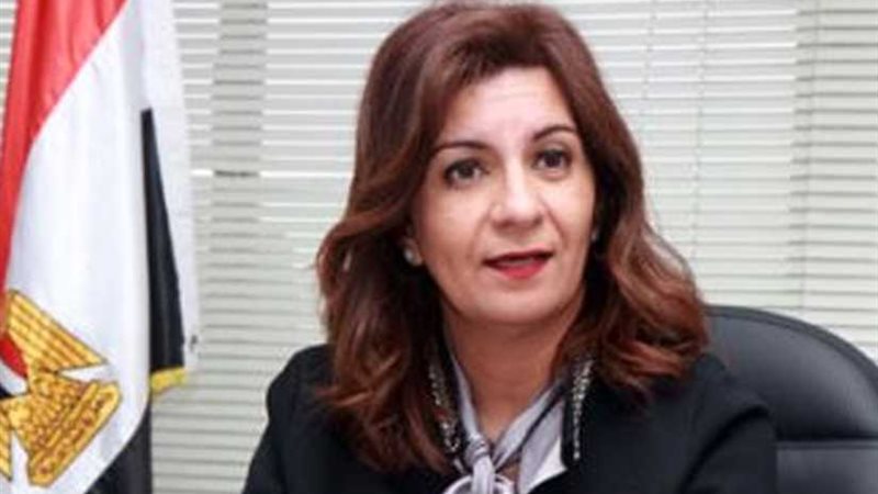 مكرم تلتقي محاميًا