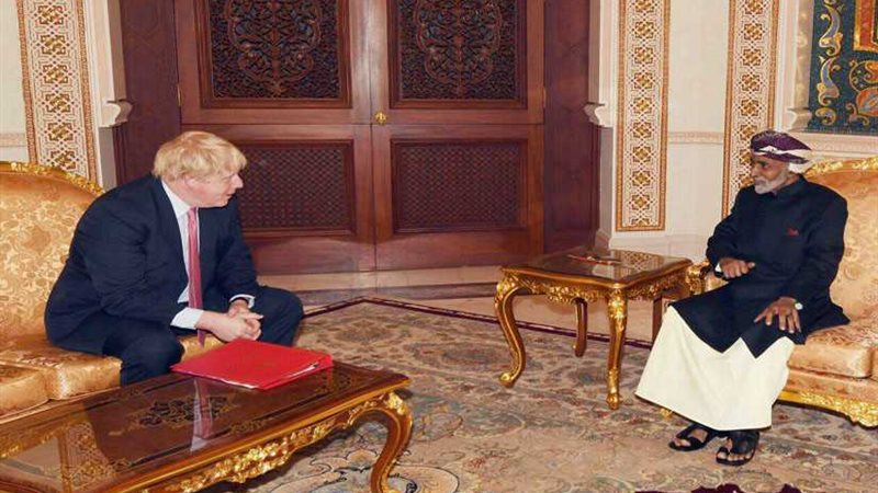 السلطان قابوس يستقبل