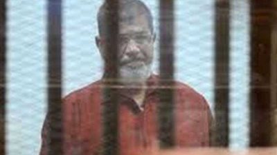 المحكمة في اقتحام السجون: مرسي يعاني من مشاكل صحية لأنه مريض سكر وضغط منذ زمن بعيد