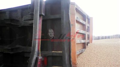 انقلاب سيارة نقل محملة بالغلة بطريق دمياط الجديدة الدولي (صور)