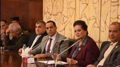 رئيس جامعة دمنهور يشهد اجتماع لجنة إدارة الأزمات والكوارث