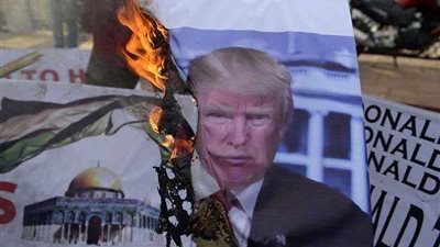 حراق أعلام واشنطن وإسرائيل أمام السفارة الأمريكية بإندونيسيا