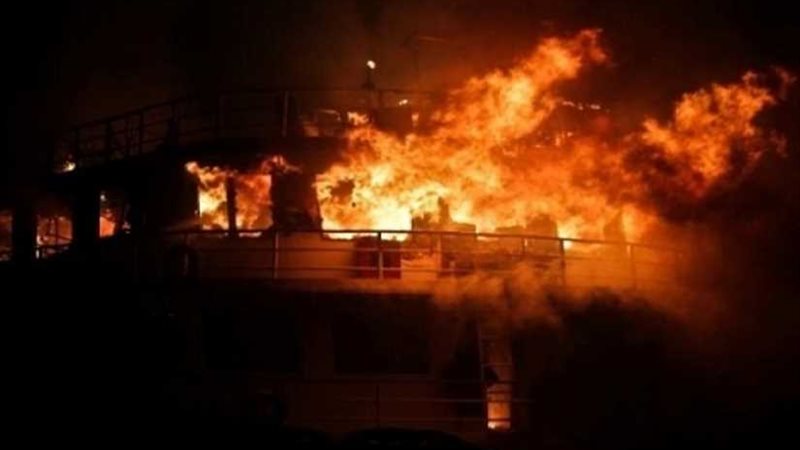 حريق هائل بمخزن مواد