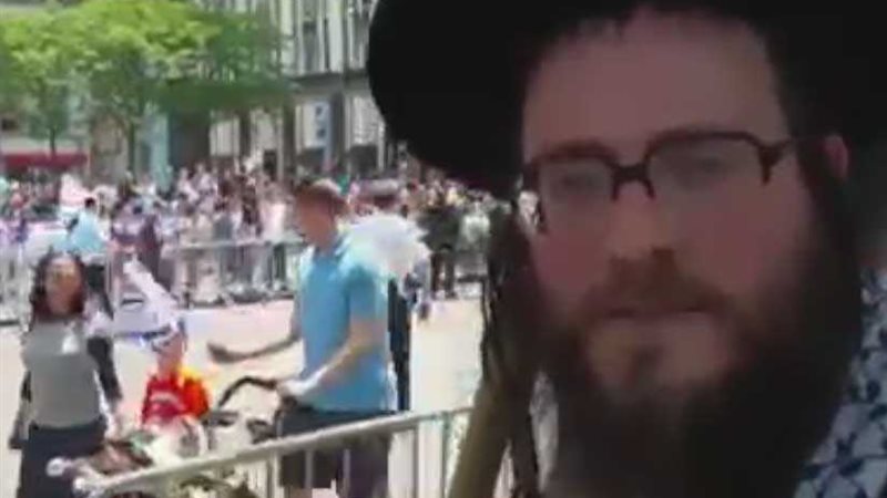 يهودي أمريكي يهتف