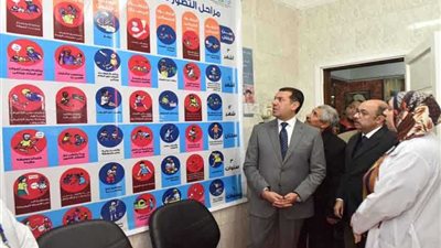 محافظ أسيوط يتفقد المركز الصحي الحضري وعلاج الفيروسات الكبدية والأطفال المعثور عليها بمديرية الصحة