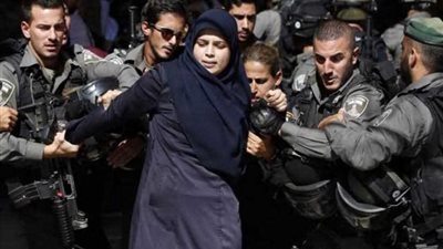 شاهد.. انتهاكات قوات الاحتلال الإسرائيلي على النساء والأطفال بشوارع فلسطين