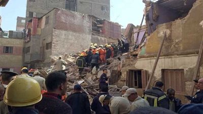 اللقطات الأولى من موقع حادث انهيار 3 عقارات بروض الفرج (فيديو)