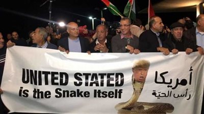 عرب إسرائيل يتظاهرون أمام السفارة الأمريكية بتل أبيب رفضا لقرار ترامب