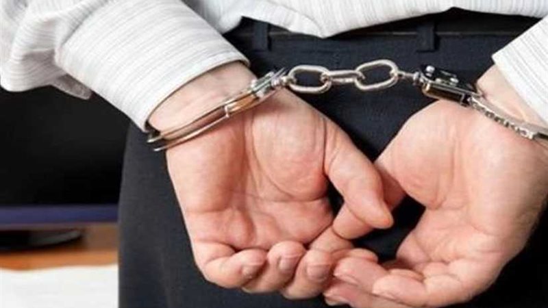 ضبط موظف يزور شهادات