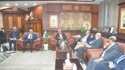 محافظ المنيا يعرض فرص الاستثمار على المستثمرين