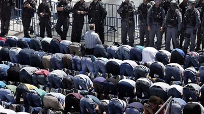 الاحتلال اﻹسرائيلي يقمع المصلين في 