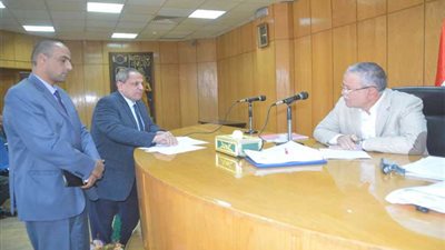 محافظ المنيا يبحث توصيل الغاز الطبيعي لعزبتي كامل عوض وحنا توما