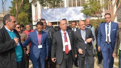 رئيس جامعة أسيوط يتفقد أعمال انتخابات رئيس اتحاد طلاب الجامعة