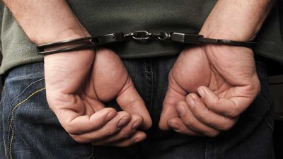 القبض على 5 متهمين وبحوزتهم 2 كيلو مواد مخدرة