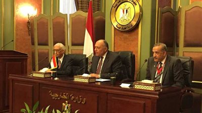 وزير الخارجية يجتمع بمساعدي الوزير ونوابهم ومديري الإدارات