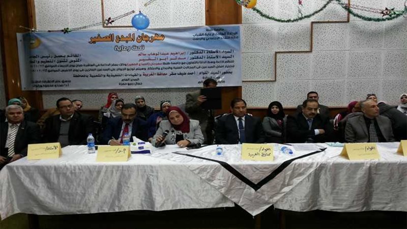 محافظ الغربية يوزع