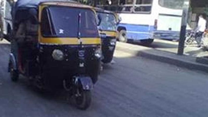 توك توك يقتحم مزلقان