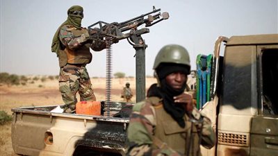 مقتل مسلح وإصابة جنديين في هجوم على قافلة لجيش مالي شمال البلاد