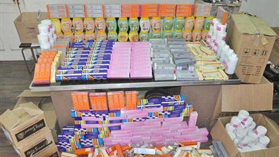 الجمارك تحبط تهريب أدوية ومستلزمات طبية بمطار القاهرة