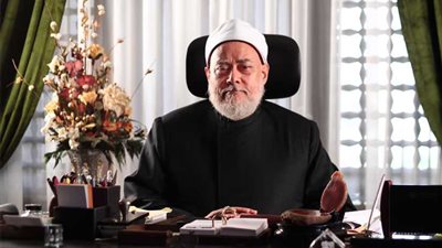 علي جمعة: القرضاوي مخرّف وباع دينه بدنياه (فيديو)