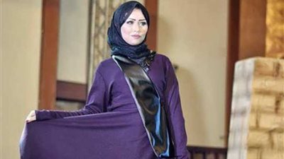 الموديلات المرصعة بالجلد الأسود موضة شتاء 2018