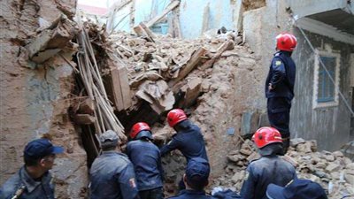 مصرع وإصابة 3 سيدات في انهيار عقار بقنا.. والمحافظ يوفر مساكن بديلة