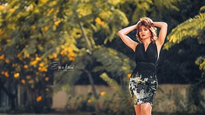 هيدي كرم تتألق بالأسود في أحدث جلسة تصوير