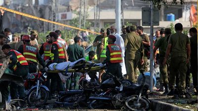 اللقطات الأولى من موقع الحادث الإرهابي الذي استهدف كنيسة في باكستان (فيديو)