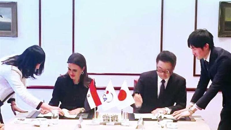 سحر نصر توقع منحة