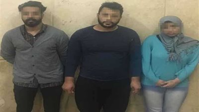 مأمورية الفجر تضبط عاطلا وزوجته وسائقا سرقوا سيارة وساوموا مالكها