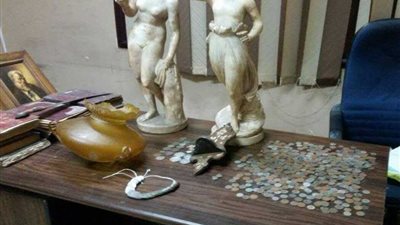 ضبط موظف وبحوزته 654 قطعة أثرية تعود للعصر الملكي 
