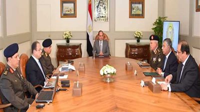 السيسى يجتمع بوزيري الدفاع والداخلية ويتلقى تقريرا عن الأوضاع فى سيناء