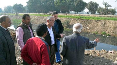 محافظ المنيا يطالب الري والوحدة المحلية بالازالة الفورية لتعديات المحيط (صور)