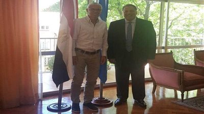 سفير مصر في الأرجنتين يستقبل كوبر المدير الفني للمنتخب