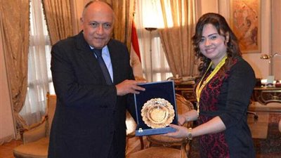 سامح شكري يستقبل بطلة العالم في الكيك بوكسينج