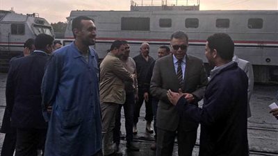 بالصور .. وزير النقل يتفقد تجديد وصيانة الجرارات والعربات بورش السكة الحديد