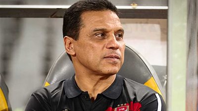 «البدري» يُصحح أخطاء لاعبيه بمحاضرة نظرية