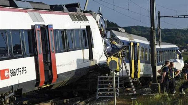 إصابة 8 أشخاص بتصادم