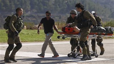 جنود الاحتلال يمنعون أطباء من إسعاف جريح فلسطيني (فيديو)